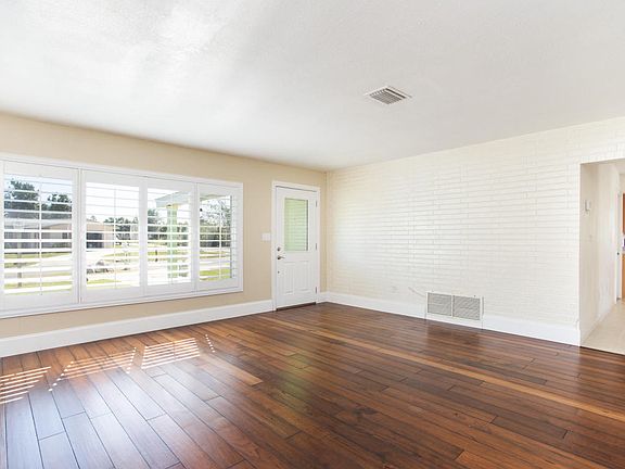4th image of 390 Willow Dr