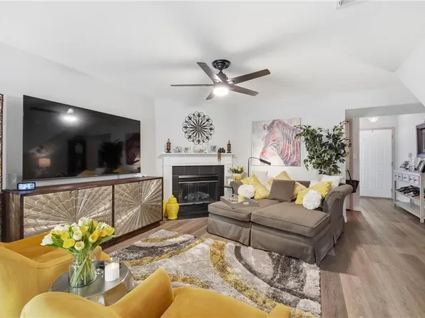 3525 NE Austin Dr, Lees Summit, MO 64064