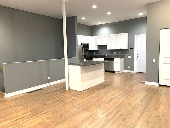 2nd image of 2020 N Bissell St APT 3R