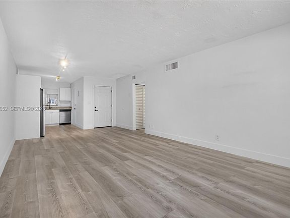 3rd image of 1939 Jefferson St APT 102