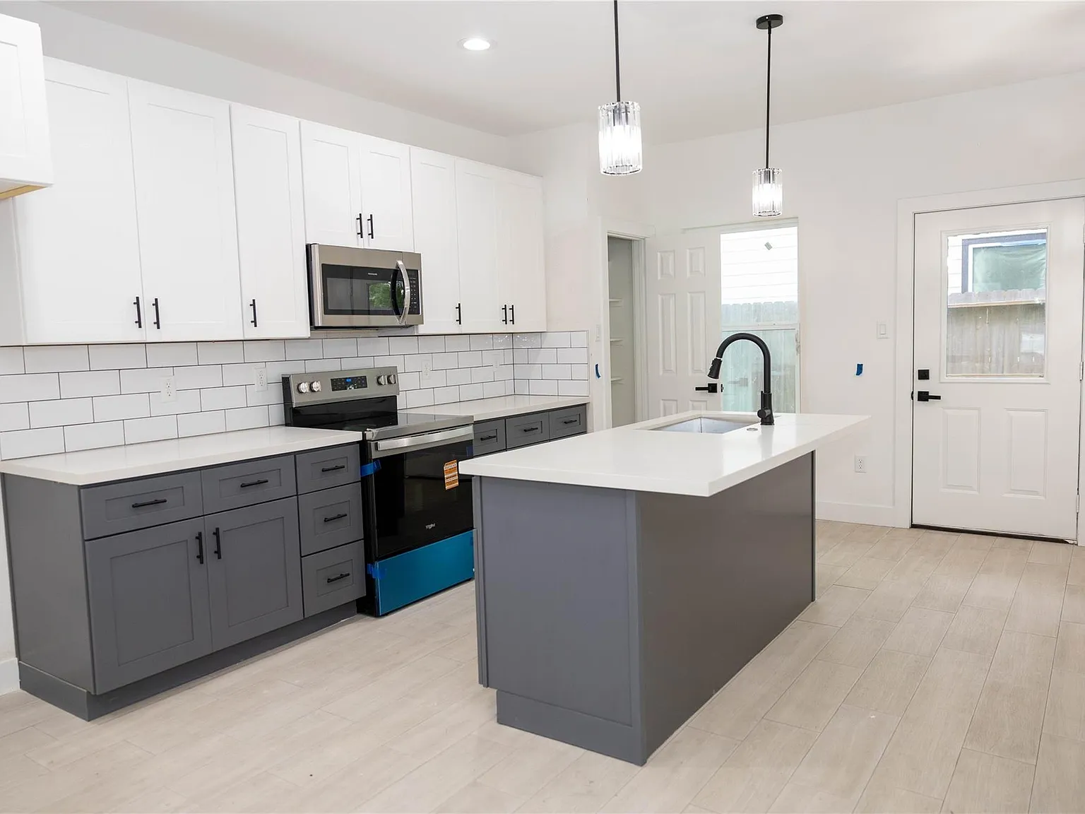 3 bed, 2.5 bath, 1256 sqft, $2,200 — Photo 3