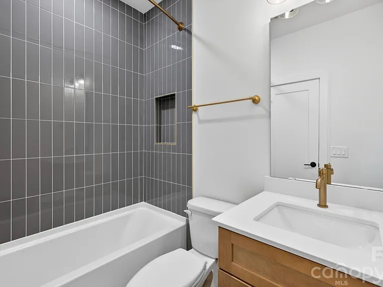 1015 Carter Ave — Photo 7