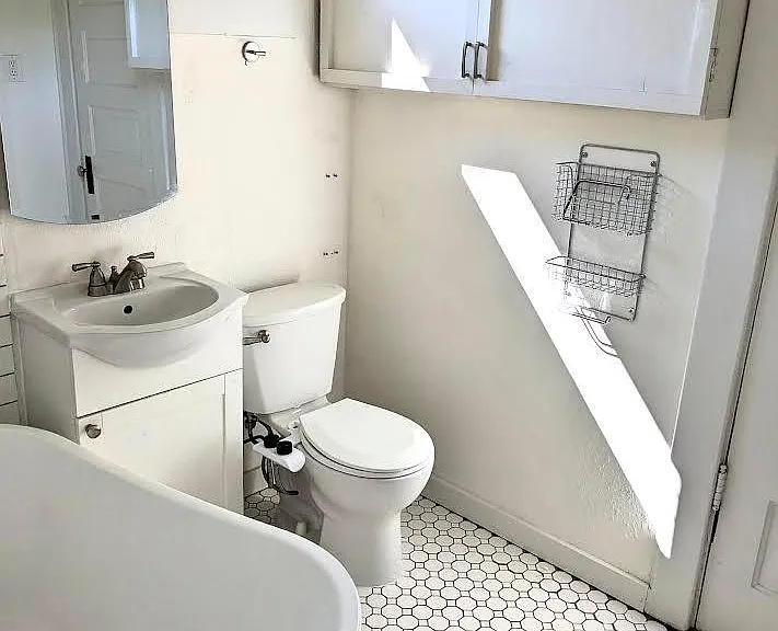 1213 E State St — Photo 12