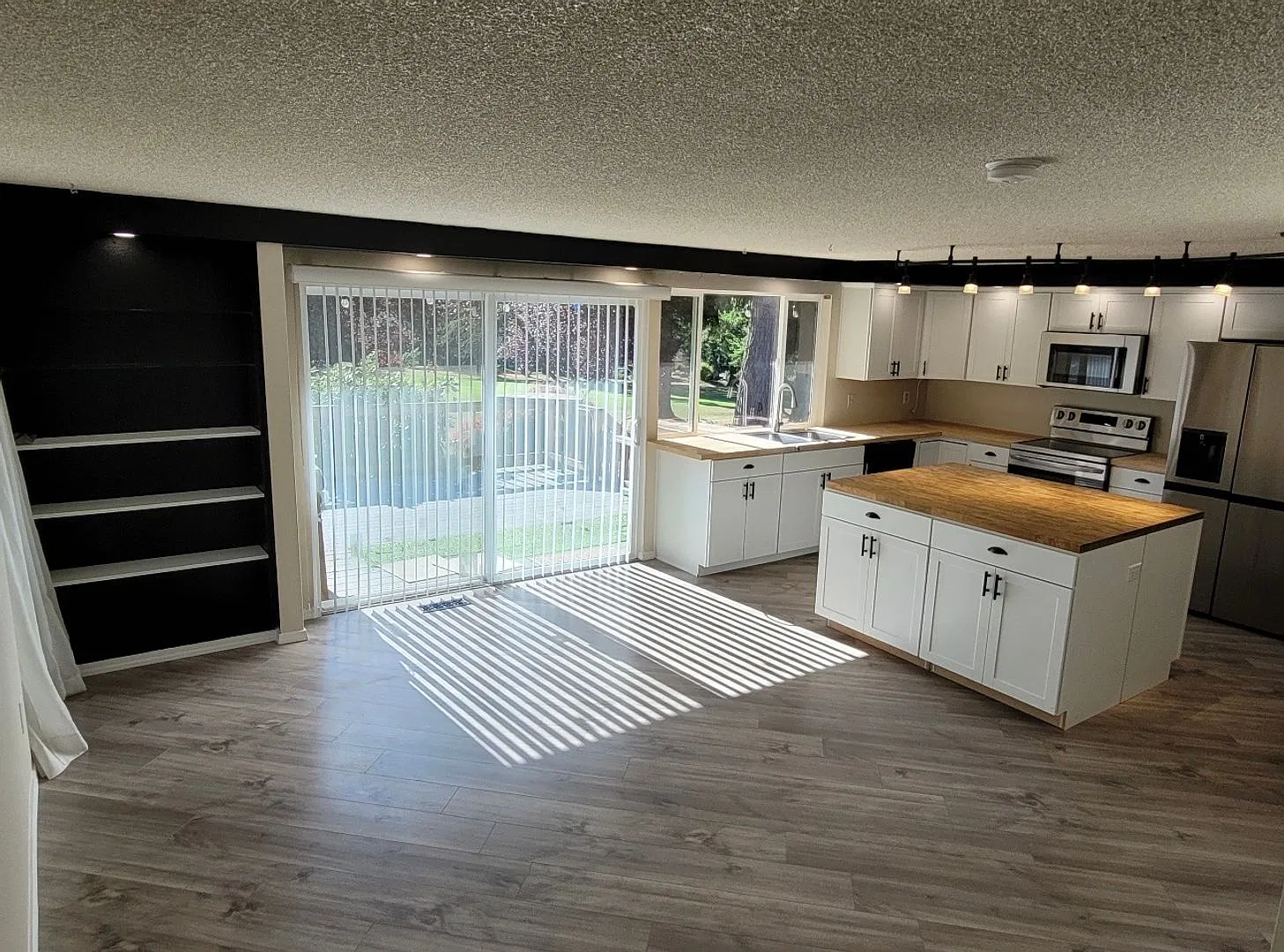 Twin Lakes 4 Bedroom 2.5 Bathroom Rambler Backed onto the Twin Lakes Golf Course! — Photo 4
