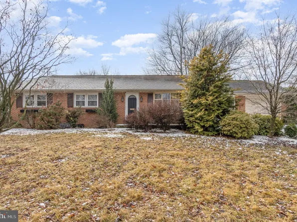 23 Field Cir, Chambersburg, PA 17202