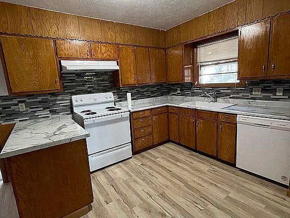5th image of 1901 Bond Cir