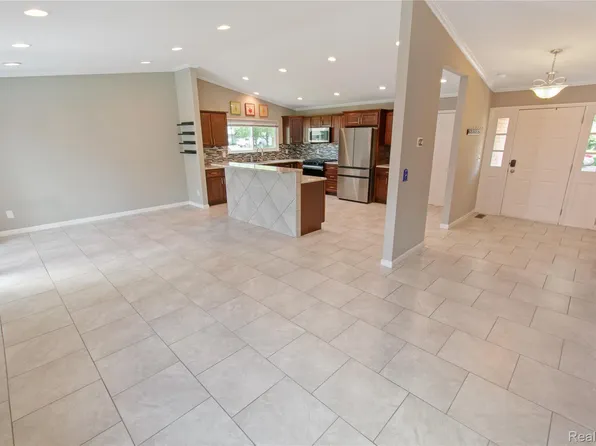 12137 Volpe Dr, Sterling Heights, MI 48312