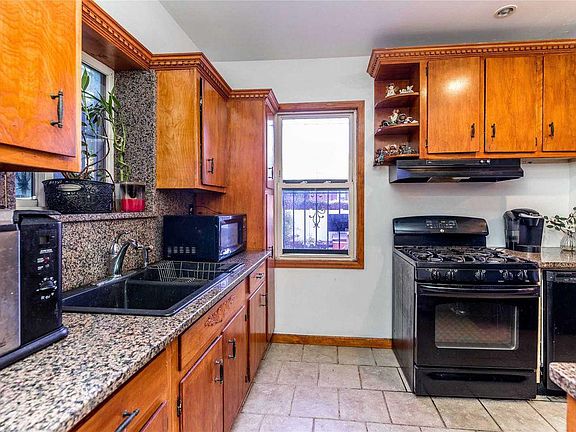 5th image of 205-22 Murdock Ave