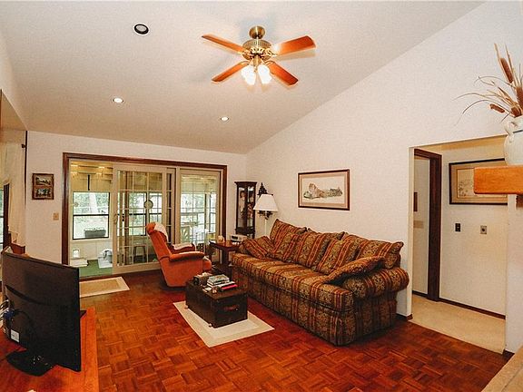 5th image of 37 Kensington Dr