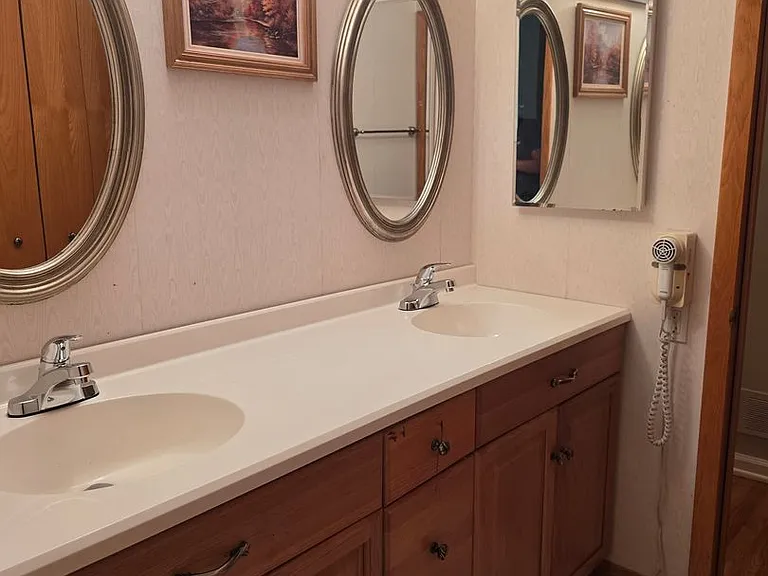 812 Leeds Ln — Photo 22