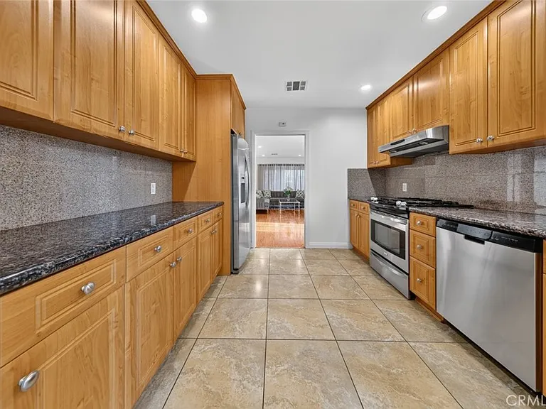 11407 Delano St — Photo 20