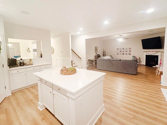 3rd image of 197 Shadowbrook Way