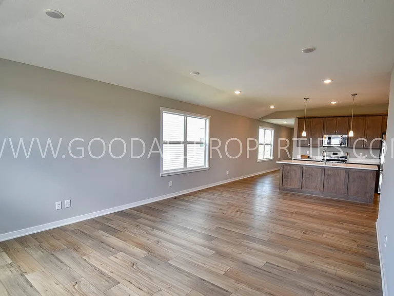 1100 NW Yorktown Dr — Photo 2