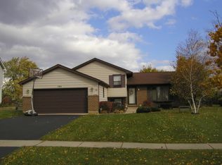 795 Colony Ave, Lindenhurst, IL 60046