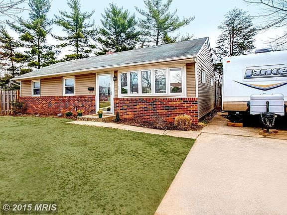 Wide Side Driveway for Multi-Vehicle Parking