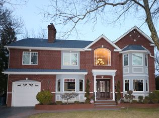 70 Weeks Rd, Williston Park, NY 11596