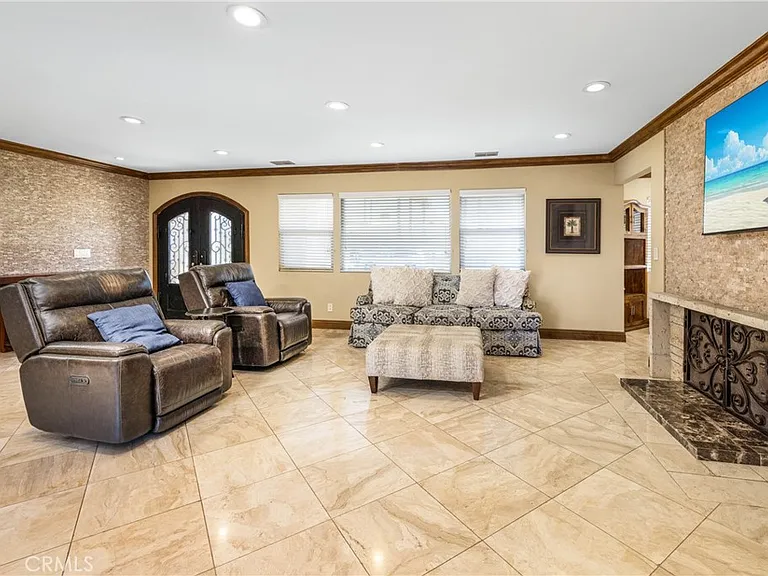 401 Holmwood Dr — Photo 2