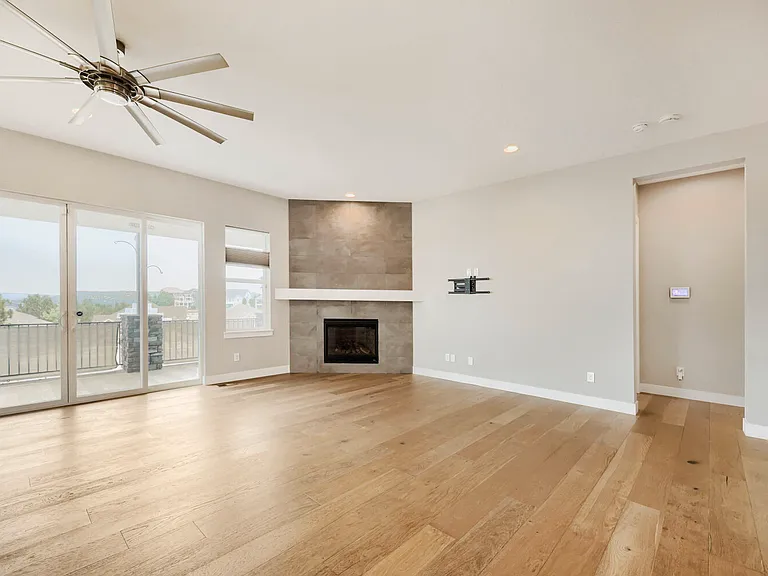 687 Easton Ct — Photo 5