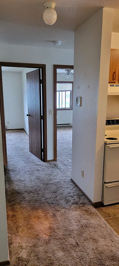 Summit Manor Apartments — Photo 2