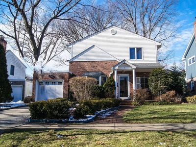 3 Cedar Ln, New Hyde Park, NY, 11040