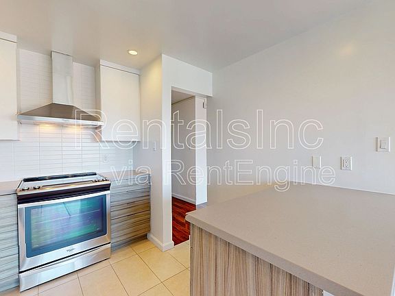 5th image of 2642 Greenwich St #102
