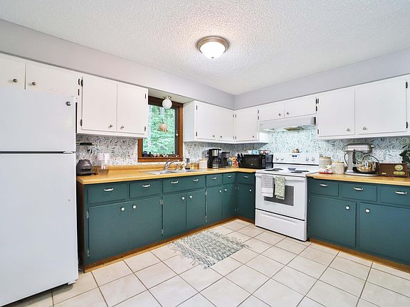 3rd image of 4654 Forest Hills Cir
