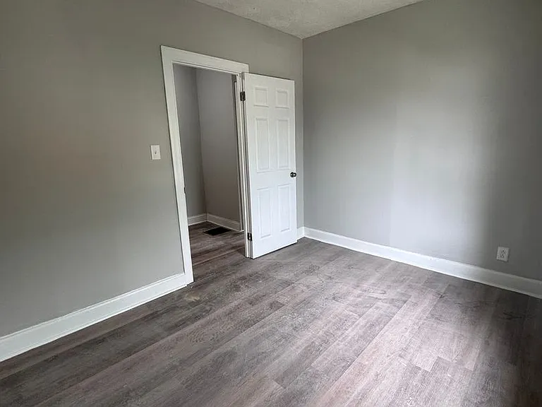 551-553 Ross Ave — Photo 7