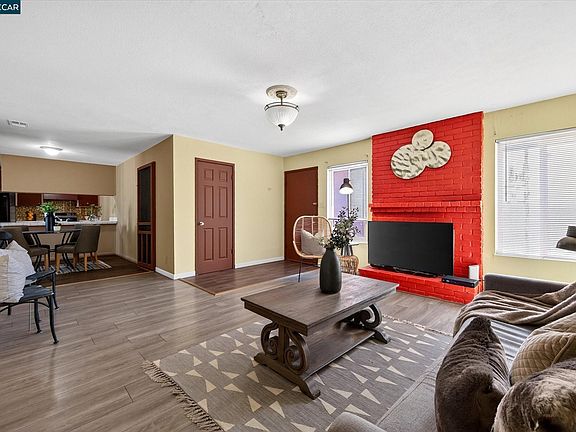 4th image of 2900 Pear St