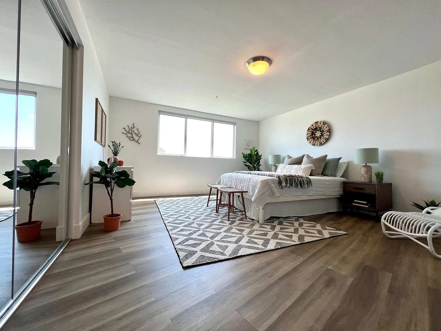 2 bed, 1100 sqft, $3,350 — Photo 2