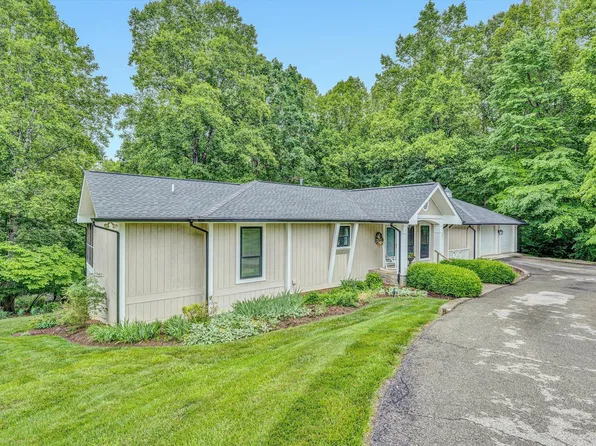 402 Anchor Dr, Moneta, VA 24121