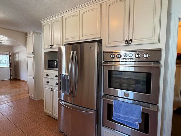 3rd image of 958 E Spring St