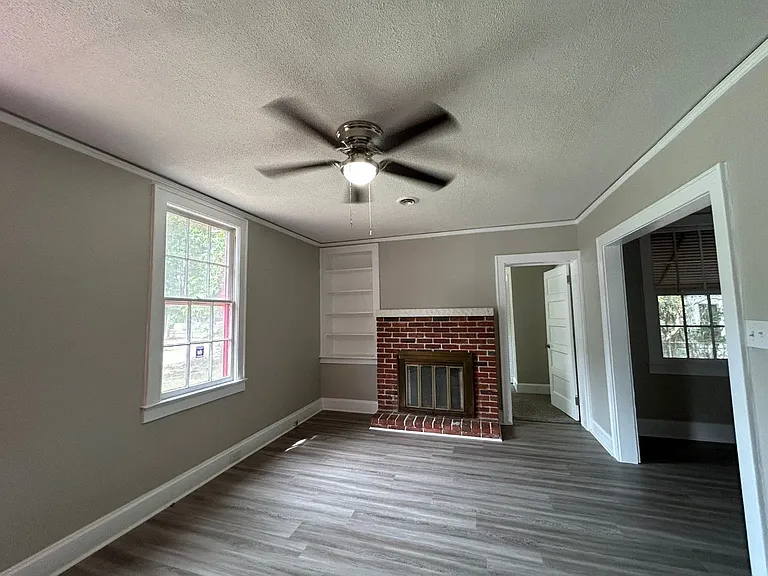 411 E Charlotte Ave — Photo 2