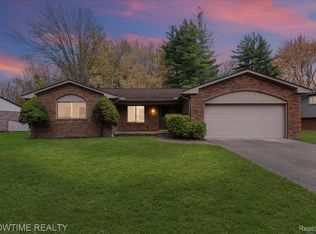 902 Longfellow Dr, Troy, MI