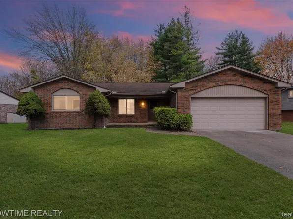 902 Longfellow Dr, Troy, MI 48085