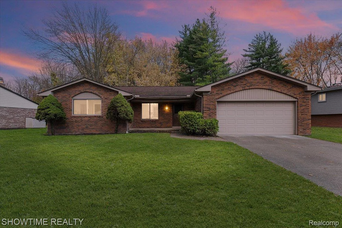 902 Longfellow Dr photo 1
