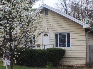 111 W Elizabeth St, Fenton, MI 48430