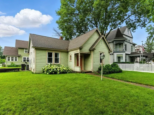 821 Washington St, Cedar Falls, IA 50613