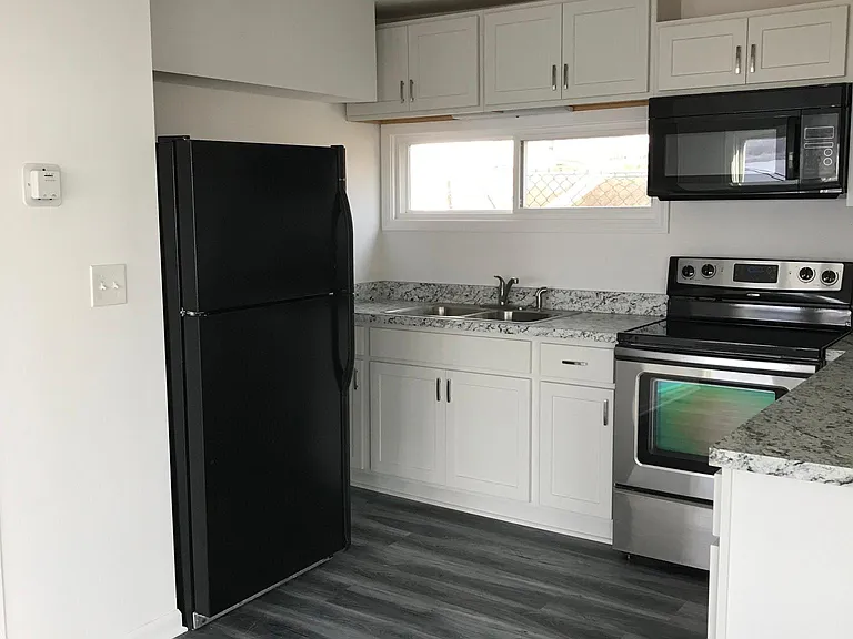 75 Lawrence Ave #A — Photo 16
