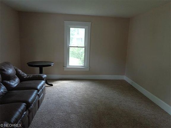 4th image of 216 W 11th St
