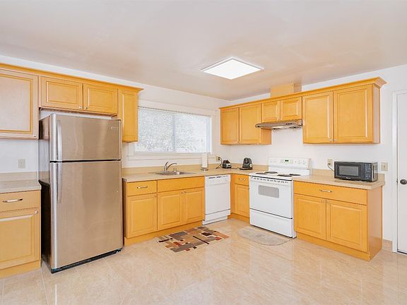 3rd image of 223 Daffodil Dr