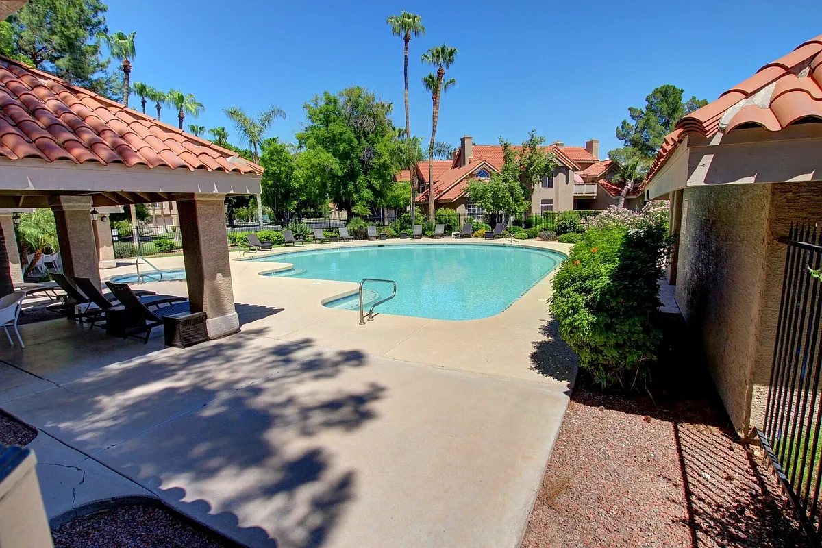 Building Photo - 1633 E Lakeside Dr #143