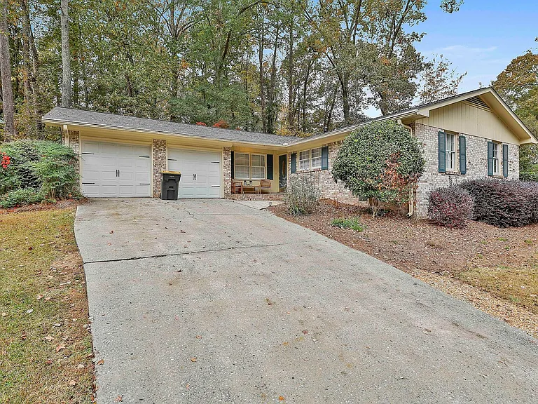 104 Laurel Ct — Photo 2