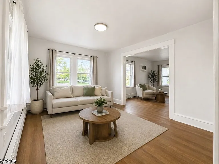 312 Rochelle Ave — Photo 8