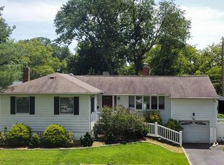 10 Maspeth Dr, Melville, NY 11747