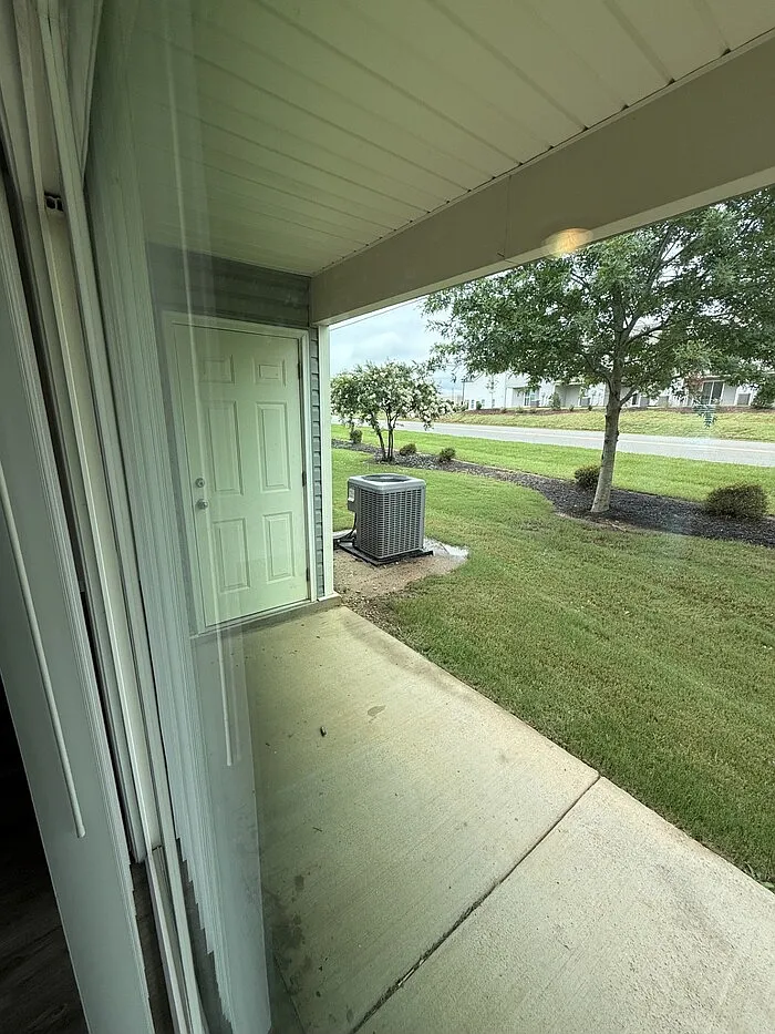 3 bed, 2.5 bath, 1447 sqft, $1,595 — Photo 3