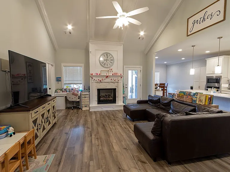 146 Lenore Ct — Photo 6