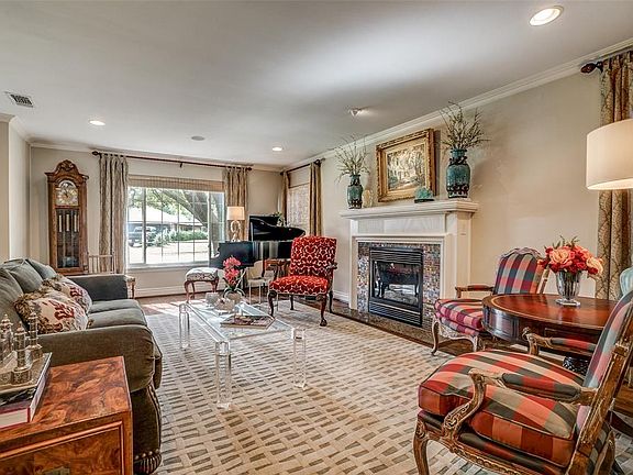 5th image of 821 W Greenbriar Ln