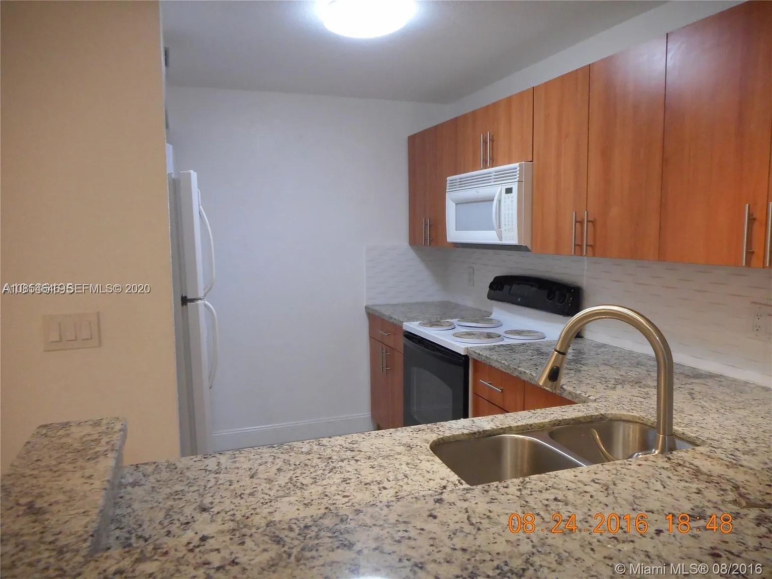 2 bed, 750 sqft, $2,300 — Photo 2