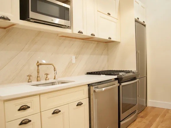 1426 De Kalb Avenue image 4 of 40