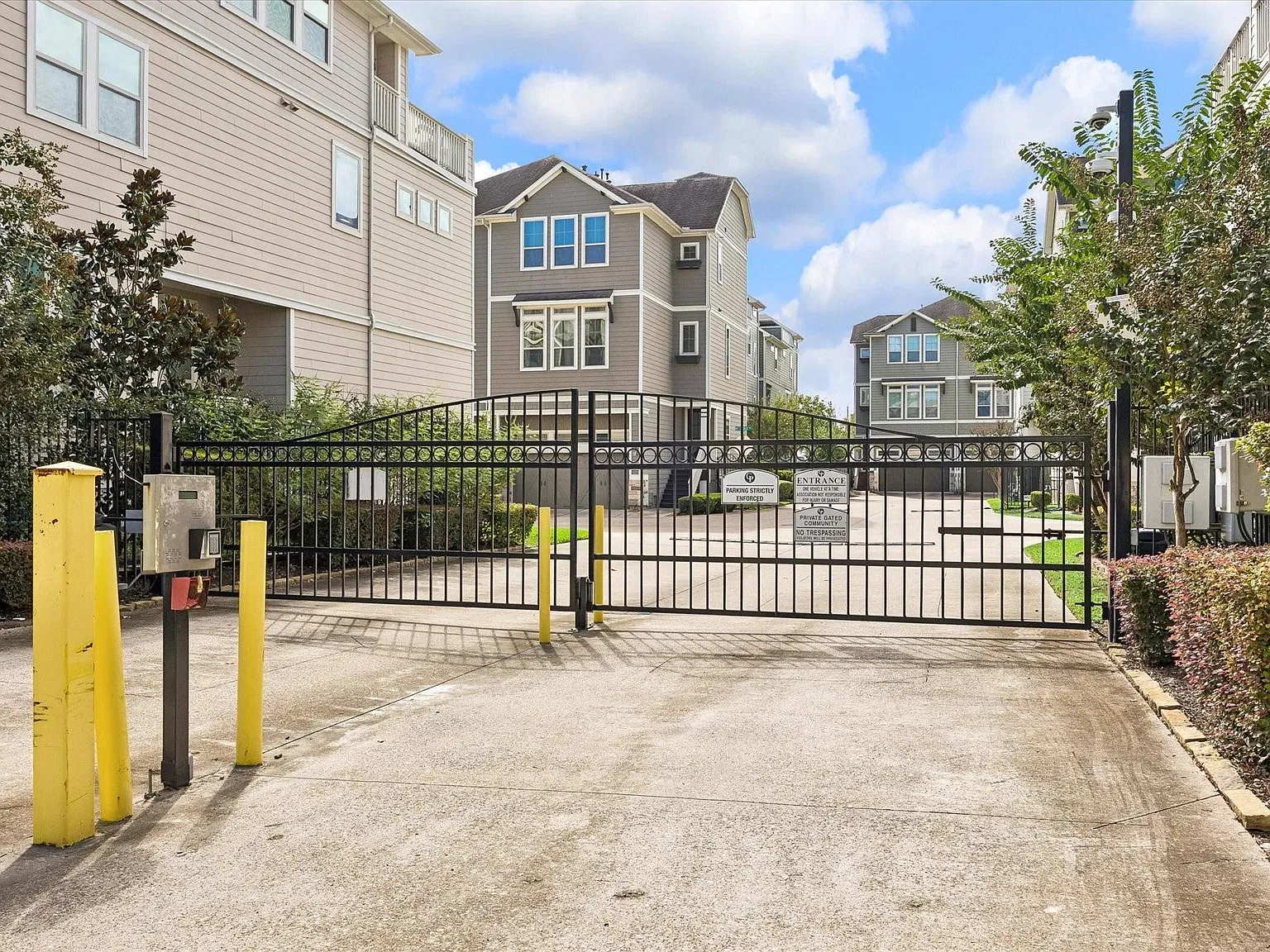 3 bed, 3.5 bath, 2035 sqft, $3,100 — Photo 2